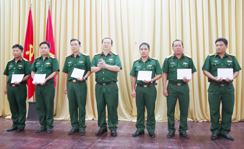 Đại tá Lê Văn Hùng  - Chính ủy Bộ Chỉ huy Quân sự tỉnh trao quyết định nghỉ chờ hưu, bổ nhiệm và điều động