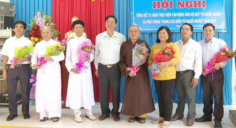 Thạnh Phú phát động Tháng cao điểm “Vì người nghèo” Bí thư Huyện ủy Lê Văn Khê tặng hoa cho tổ chức, cá nhân hộ Quỹ “Vì người nghèo”