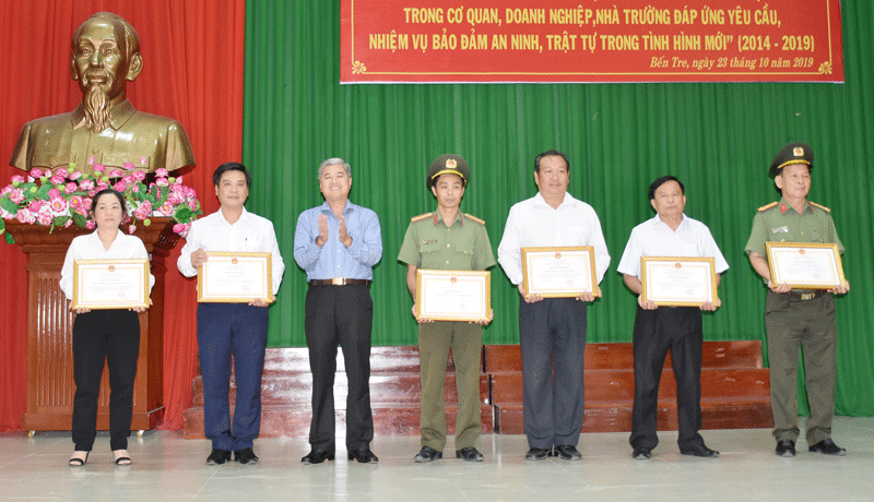 Ông Nguyễn Văn Đức - Phó Chủ tịch UBND tỉnh trao bằng khen cho các cá nhân, tập thể. Ảnh: Văn Thỉnh