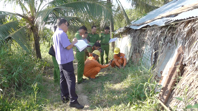 Cha dùng điện bẫy chuột, gây chết con gái Lực lượng chức năng đang tiến hành khám nghiệm hiện trường