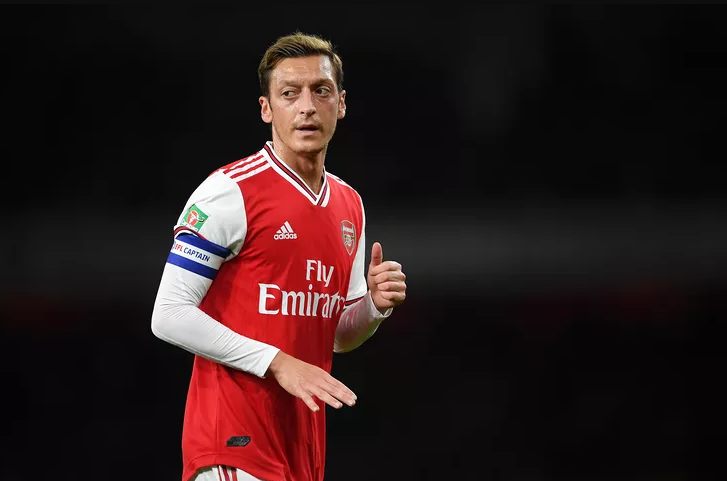 Mesut Ozil đang bị thất sủng tại Arsenal