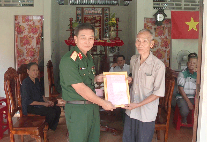 Thiếu tướng Đoàn Thanh Xuân trao quyết định tặng nhà cho ông Huỳnh Văn Bảy