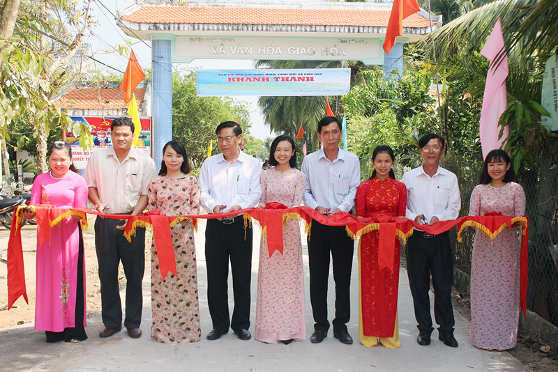 Giao Hòa khánh thành 2 công trình lộ nông thôn Đại biểu cắt băng khánh thành Đường ĐX.03 xã Giao Hòa.