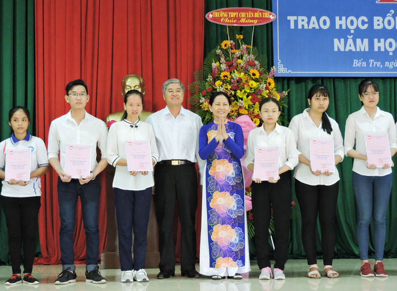Trao 99 suất học bổng Võ Văn Khánh Phó chủ tịch UBND tỉnh Nguyễn Văn Đức trao học bổng cho các em học sinh. Ảnh: P.Tuyết