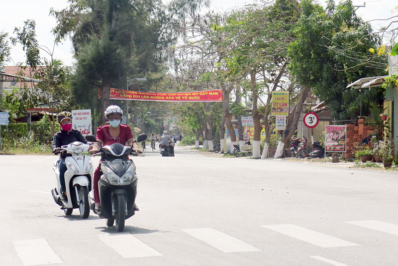 Một góc đường vào chợ Thom, xã An Thạnh có nhiều cây xanh. Ảnh: T. Thảo