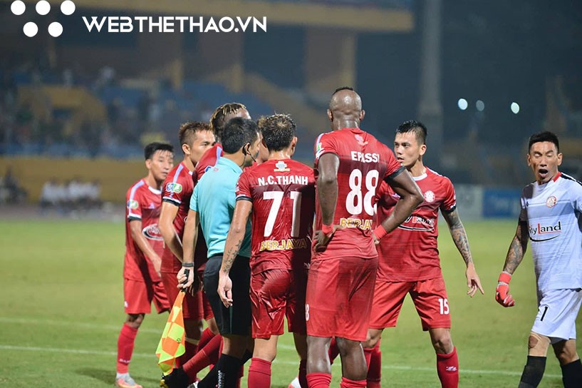 TP. Hồ Chí Minh phản ứng quyết liệt sau bàn thắng của Omar. Ảnh: ĐH