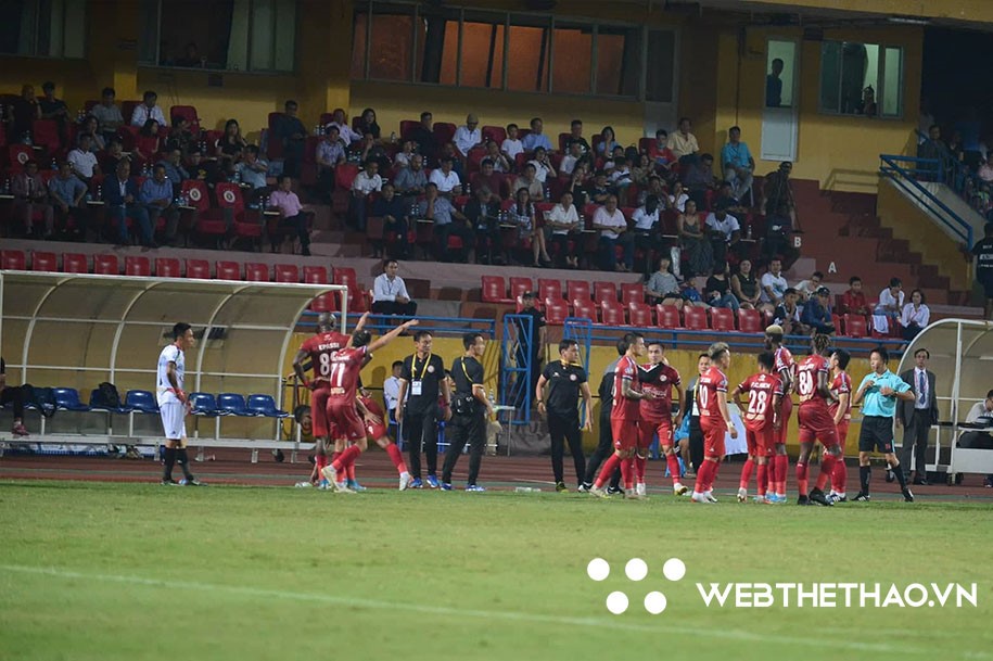 BHL TP. Hồ Chí Minh gọi các cầu thủ ra đường biên để hạ hỏa những cái đầu nóng. Ảnh: ĐH