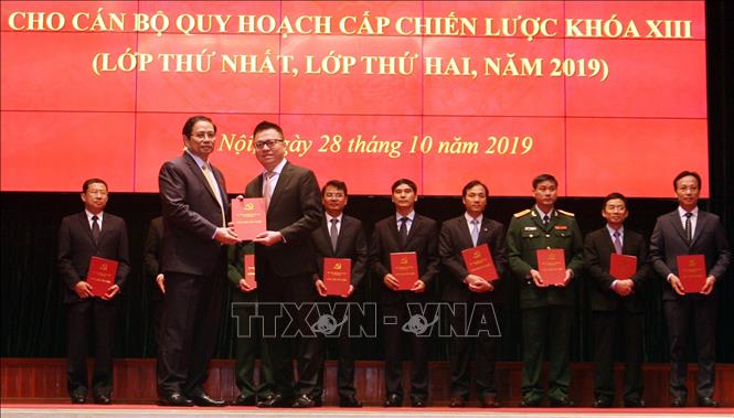 Bế giảng lớp bồi dưỡng cán bộ quy hoạch cấp chiến lược khóa XIII của Đảng Đồng chí Phạm Minh Chính, Ủy viên Bộ Chính trị, Bí thư Trung ương Đảng, Trưởng Ban Tổ chức Trung ương trao Giấy Chứng nhận tốt nghiệp cho học viên Lê Quốc Minh, Phó Tổng Giám đốc Thông tấn xã Việt Nam. Ảnh: Nguyễn Dân/TTXVN