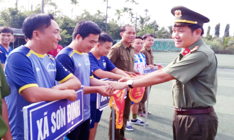 Ban tổ chức trao cờ lưu niệm cho các đội thi.