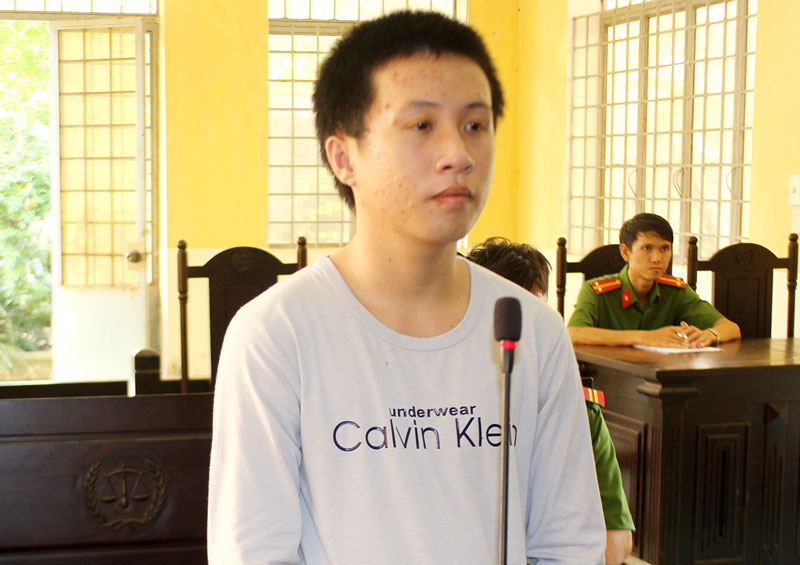 Dụ dỗ trẻ em cướp điện thoại, bị phạt 3 năm tù Bị cáo Phạm Ngọc Tài tại phiên tòa hình sự sơ thẩm ngày 28-10-2019.