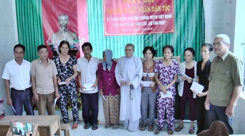 Lãnh đạo huyện Giồng Trôm thăm và tặng quà cho người dân lập nghiệp ở Bình Phước.