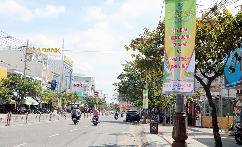 Nhiều biển tuyên truyền quảng bá Lễ hội Dừa lần V năm 2019 treo trên đường phố chính ở TP. Bến Tre.