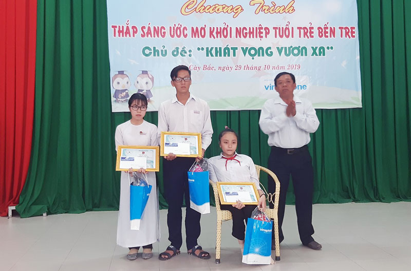 Trao học bổng cho học sinh vượt khó học giỏi. Ảnh: T. Lập