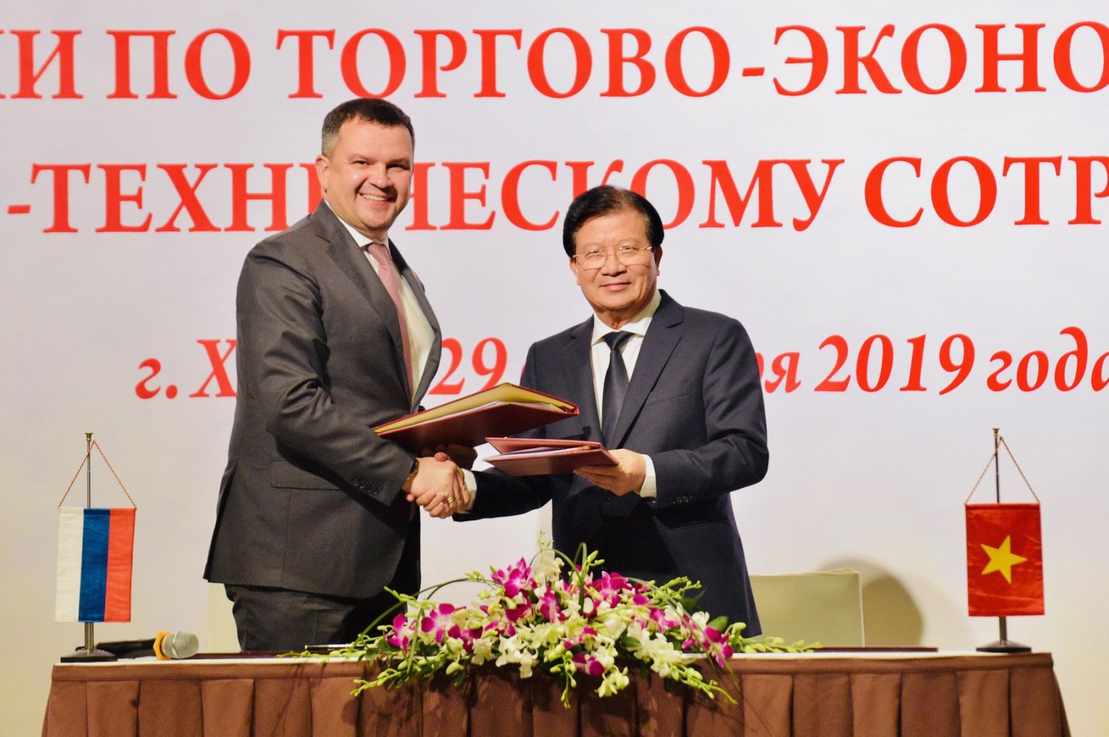 Hai Phó thủ tướng ký Biên bản khóa họp lần thứ 22 Ủy ban liên Chính phủ Việt Nam-LB Nga về hợp tác kinh tế-thương mại và khoa học - kỹ thuật. Ảnh: VGP/Nhật Bắc