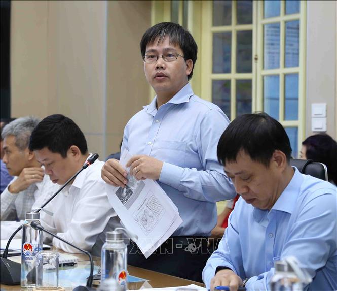 Giám đốc Trung tâm dự báo khí tượng thủy văn Quốc gia Mai Văn Khiêm báo cáo diến biến của bão số 5. Ảnh: Vũ Sinh/TTXVN
