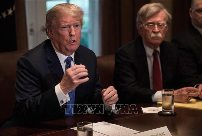 Tổng thống Mỹ Donald Trump (trái) và Cố vấn An ninh quốc gia John Bolton trong cuộc họp với các quan chức quân sự cấp cao ở Washington, DC, ngày 9-4-2019. Ảnh: AFP/TTXVN