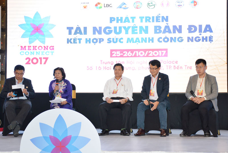 Phó chủ tịch UBND tỉnh Nguyễn Hữu Lập (giữa) tại diễn đàn Mekong Connect năm 2017. Ảnh: C.Trúc