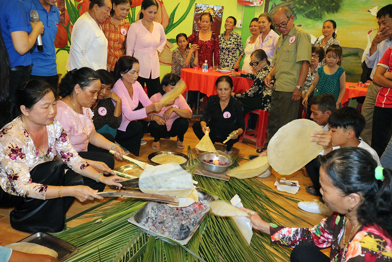 Người dân Phước Trung xã Phước Mỹ Trung (Mỏ Cày Bắc) tham gia phần hội. Ảnh: Ph. Hân