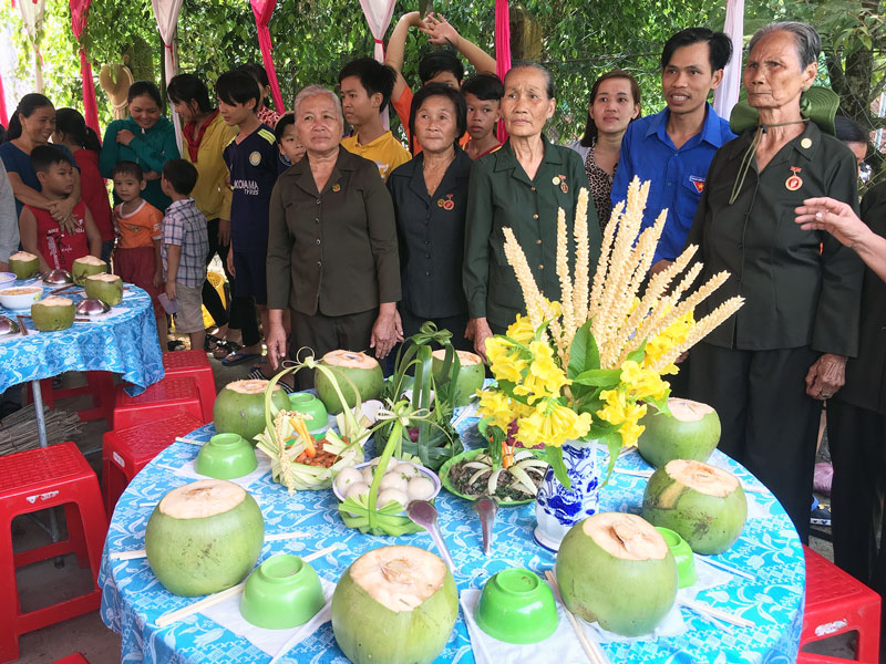 Đông đảo người dân tham dự Ngày hội đại đoàn kết toàn dân tộc tại ấp Hòa Bình, xã Mỹ Hòa (Ba Tri). Ảnh: Trà Dũng