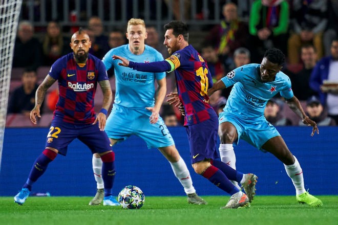 Messi chơi đầy nỗ lực giữa vòng vây của các cầu thủ đội khách