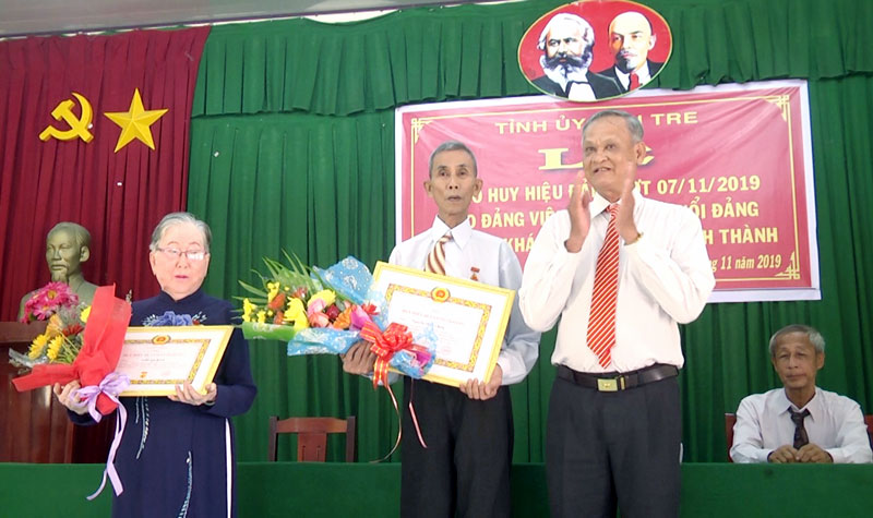 Chủ nhiệm Ủy ban Kiểm tra Tỉnh ủy Trần Thanh Vũ trao Huy hiệu 60 năm tuổi Đảng cho 2 đảng viên đủ niên hạn.