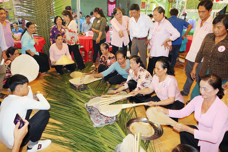 Người dân xã Phước Mỹ Trung, huyện Mỏ Cày Bắc vui hội làng Dừa. Ảnh: Phan Hân