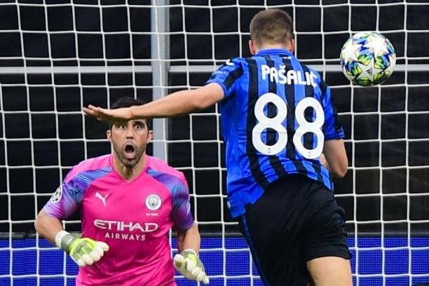 Mario Pasalic đánh đầu tung lưới Man City. Ảnh: Getty