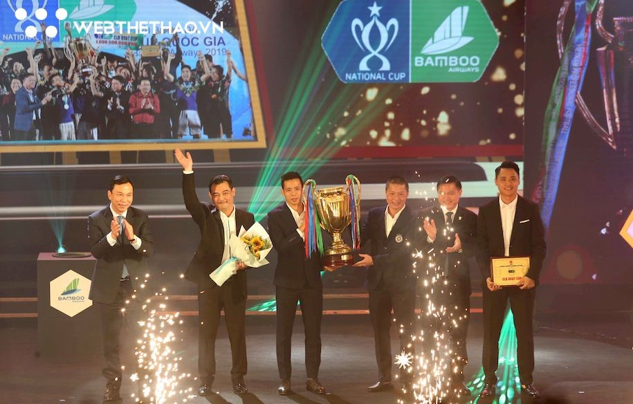 Hà Nội FC được tôn vinh sau khi đoạt cú đúp danh hiệu quốc nội mùa giải 2019. Ảnh: Hải Đăng.