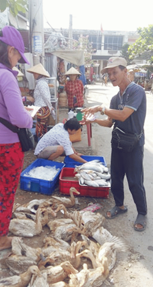 Anh Trần Quốc Cường bán vé số tại chợ xã Tân Phú