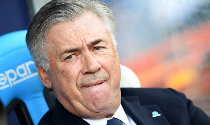 Ancelotti đang đối đầu với Chủ tịch Napoli