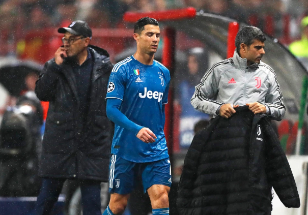 Ronaldo tức giận khi rời sân