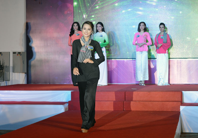 30 thí sinh hoàn thành phần thi ảnh Cuộc thi Người đẹp xứ Dừa 2019 Thí sinh dự thi trang phục áo bà ba. Ảnh: A. Nguyệt