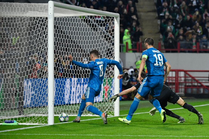 MU ghi tên vào vòng knock-out Tình huống diễn ra nhanh, Guilherme đang băng về và Ramsey chỉ muốn đó chắc là 1 bàn thắng. Ảnh: Getty Images