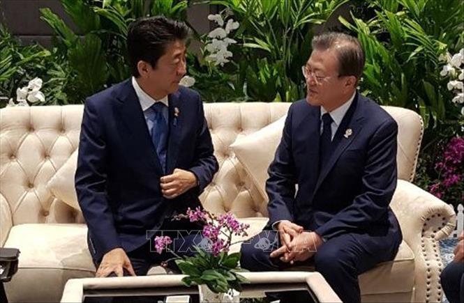 Thủ tướng Nhật Bản Shinzo Abe (trái) và Tổng thống Hàn Quốc Moon Jae-in tại cuộc gặp ở Bangkok, Thái Lan ngày 4-11-2019. Ảnh: Yonhap/TTXVN