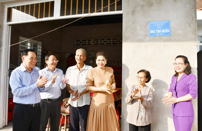Bàn giao 10 nhà tình nghĩa do Văn phòng Lãnh sự Cộng hòa Nam Phi tài trợ Nhà tài trợ và lãnh đạo tỉnh trao nhà tại xã Phước Long.