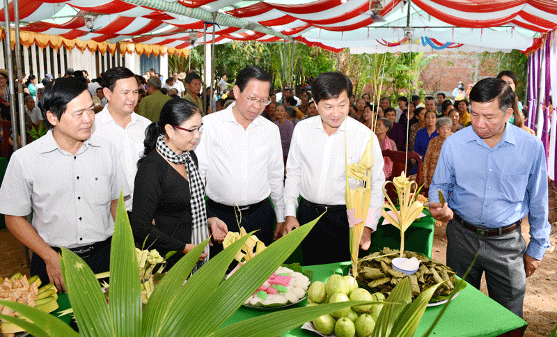 Đồng Chí Lê Minh Khái, đồng chí Phan Văn Mãi tham gia các sản phẩm từ dừa được trưng bày tại ngày hội.