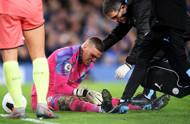 Thủ môn Ederson của Man City sẽ vắng mặt ở trận gặp Liverpool vì chấn thương