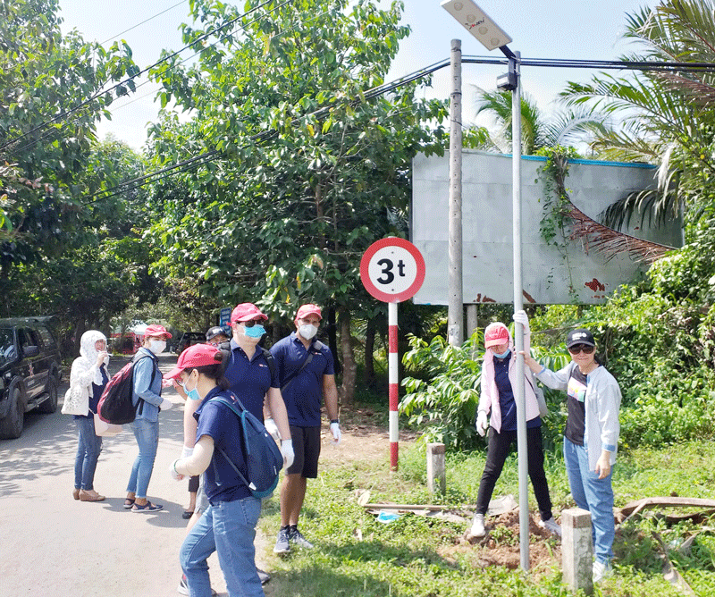 Hưng Phong lắp đặt đèn năng lượng mặt trời trên tuyến đường giao thông