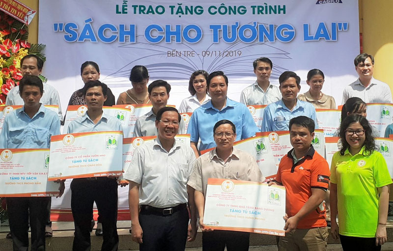 Đồng chí Phan Văn Mãi cùng đại diện nhà tài trợ trao tặng tủ sách “Sách cho tương lai” đến các đơn vị trường trên địa bàn tỉnh.