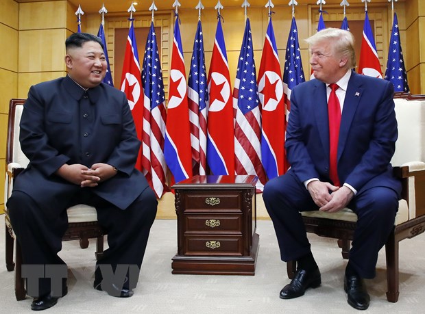 Nhà lãnh đạo Triều Tiên Kim Jong-un (trái) trong cuộc gặp Tổng thống Mỹ Donald Trump tại Khu vực An ninh chung Panmunjom thuộc Khu phi quân sự chia cách hai miền Triều Tiên, ngày 30-6-2019. (Nguồn: YONHAP/TTXVN)
