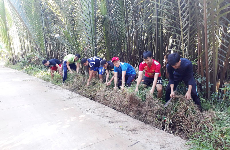 Bảo vệ môi trường trong xây dựng nông thôn mới Người dân xã Thới Thạnh (Thạnh Phú) xử lý rác thải trên địa bàn xã. Ảnh: P. Tuyết