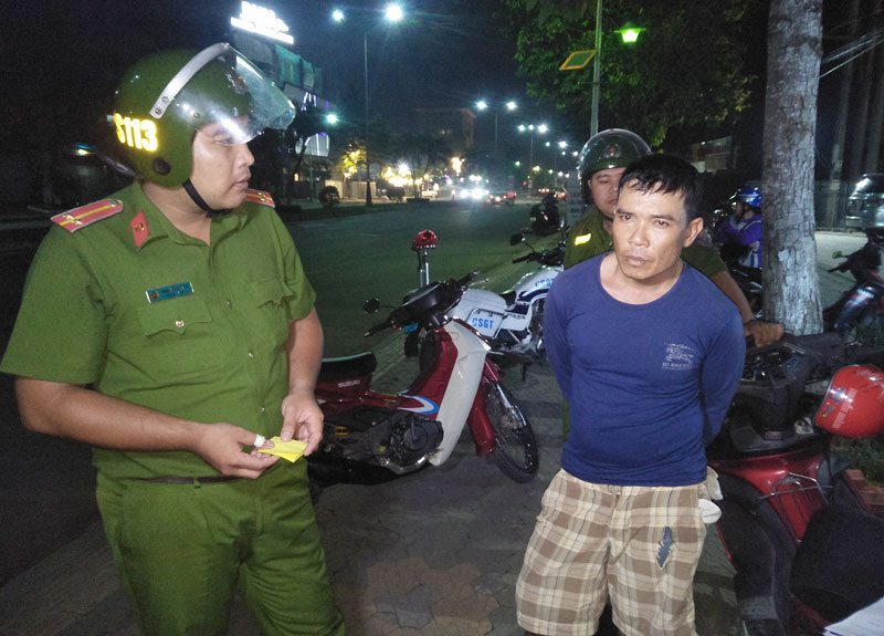 Bắt đối tượng tàng trữ trái phép chất ma túy Hồ Minh Phương tại hiện trường.