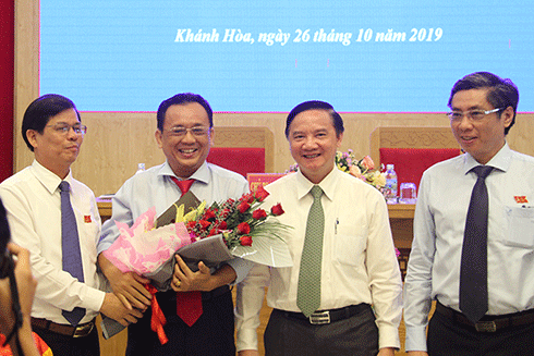 Lãnh đạo tỉnh Khánh Hòa tặng hoa chúc mừng ông Lê Hữu Hoàng