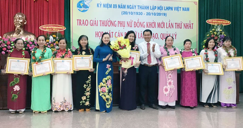 Trao thưởng cho các cá nhân đạt Giải thưởng “Phụ nữ Đồng khởi mới”.