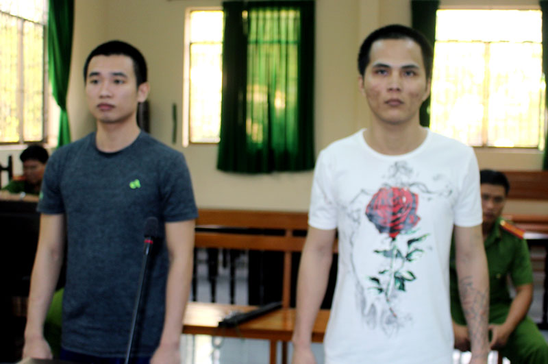 Bị cáo Trần Văn Vinh (phải) và bị cáo Võ Minh Thịnh tại phiên tòa hình sự sơ thẩm ngày 12-11-2019.
