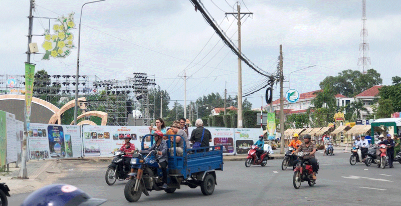 Du khách thích thú với không khí chuẩn bị lễ hội.