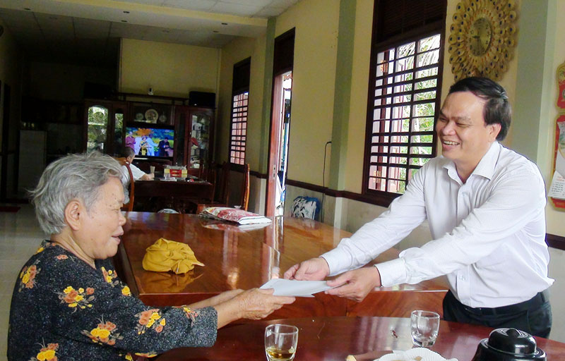 TP. Bến Tre thăm giáo viên về hưu Ông Võ Văn Luyến tặng quà và ân cần thăm hỏi sức khỏe nhà giáo về hưu. Ảnh: Phương Thảo