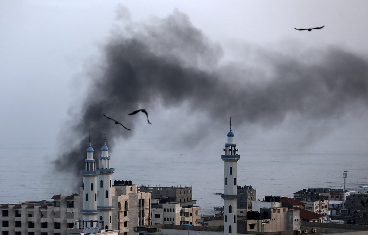 Khói bốc lên sau một cuộc không kích do Israel tiến hành tại Dải Gaza ngày 13-11-2019. Ảnh: AFP/TTXVN