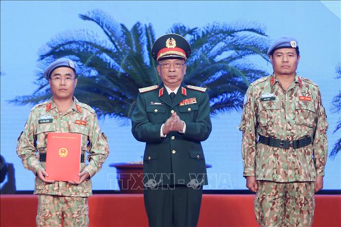 Thượng tướng Nguyễn Chí Vịnh, Thứ trưởng Bộ Quốc phòng trao Quyết định của Chủ tịch nước cho Bệnh viện dã chiến cấp 2 số 2. Ảnh: Dương Giang/TTXVN