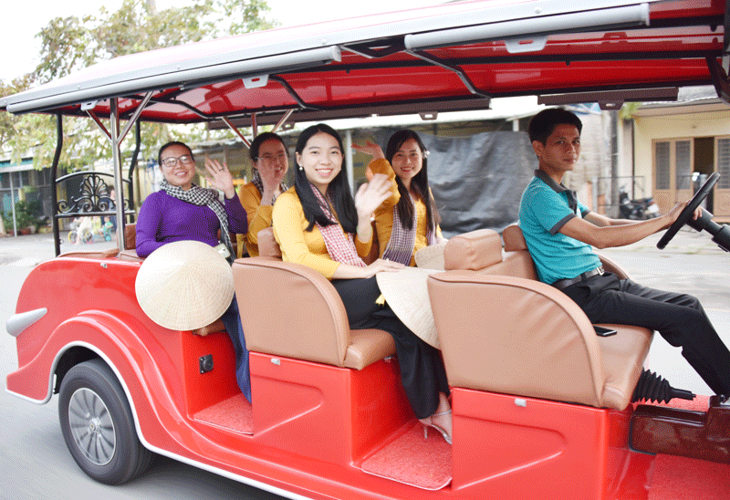 Du lịch Bến Tre nhộn nhịp dịp Lễ hội Dừa Du khách trải nghiệm TP. Bến Tre bằng xe điện của Bến Tre Riverside Resort. Ảnh: Thanh Đồng